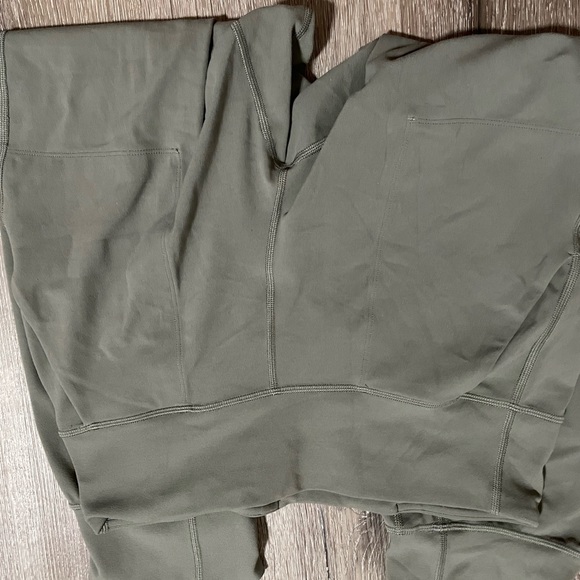 COPY - Lululemon athletic crop pants - Picture 3 of 4